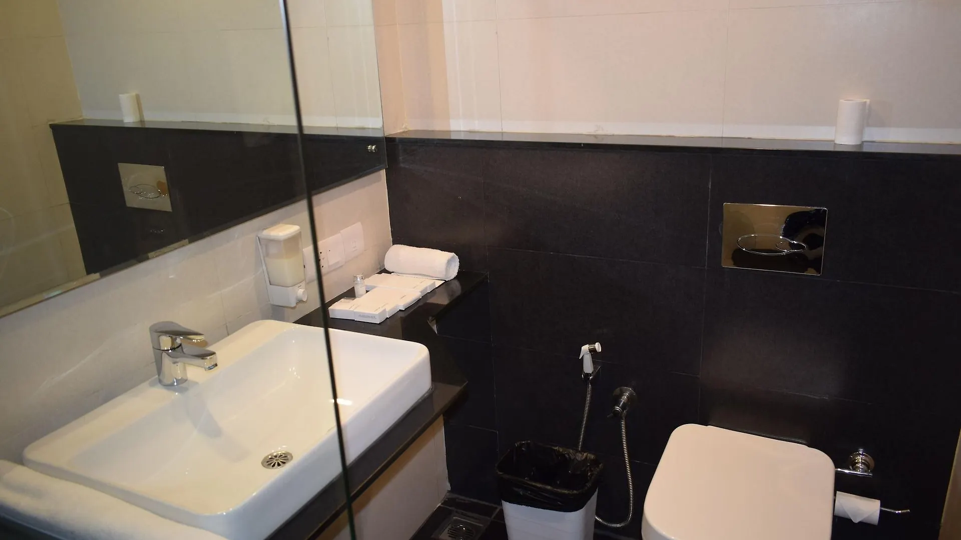 Starlit Suites Kochi 4*,